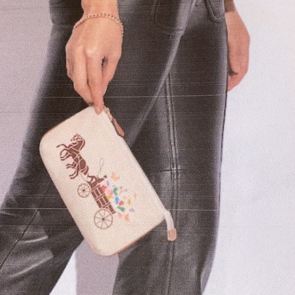 New Large Coach Wristlet 19 With Dreamy Veggie & Horse & Carriage - Picture 4 of 9